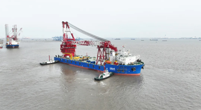 3600T自航式全(quán)回轉起重船“電(diàn)建誌高”啟航 3600T自航式全回轉起重船“電建誌高”啟航