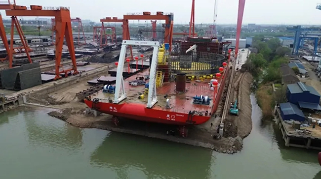 12000噸(dūn)!國產最大(dà)載纜量鋪纜船(chuán)“綠電”號成功下水 12000噸!國產最大載纜量鋪纜船“綠電”號成功下水