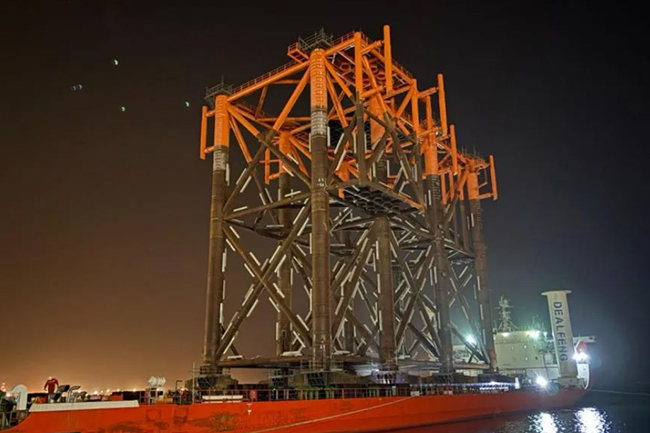 天津智能製造基地最大(dà)導管架完成裝船作業 天津智能製造基地最大導管架完成裝船作業