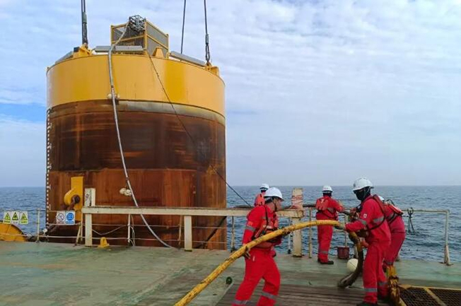 陽江漂(piāo)浮式海上風電項目完(wán)成全部(bù)吸力錨(máo)沉貫施(shī)工 陽江漂浮式海上風電(diàn)項目完成全部吸力錨沉貫施工