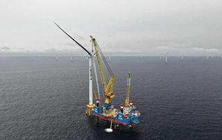 全球（qiú）首個應用（yòng）±500kV柔性直流輸電技術海上風電項目實（shí）現首台風機吊裝