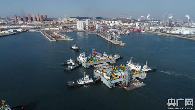 我國北方首條(tiáo)跨海沉(chén)管(guǎn)隧道——大連灣海底隧道工程首節沉管成功安裝 我國北方首條(tiáo)跨(kuà)海沉管隧道——大連灣海底隧道工程首節沉管成功安裝