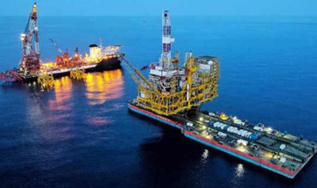 我(wǒ)國自主設(shè)計建造最大海上原油生(shēng)產(chǎn)平台安裝完成 我國自主設計建(jiàn)造最大海上原油生產平台(tái)安裝完成