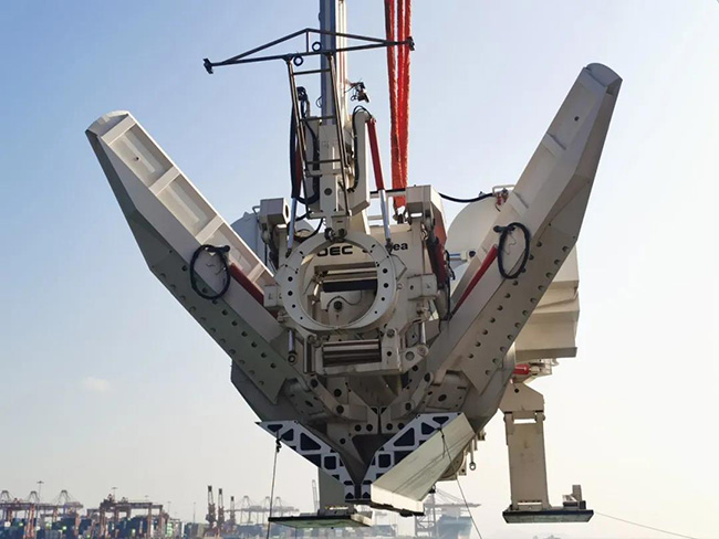 我國首次深水犁式挖溝機海試成功