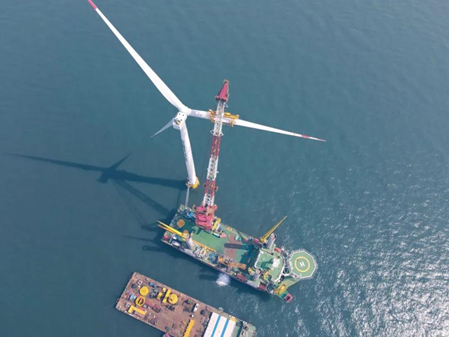 國內首台平價海上高定機型完成吊裝！