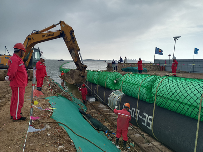 青島膠州灣海底管道浮（fú）拖安裝工程順利完工
