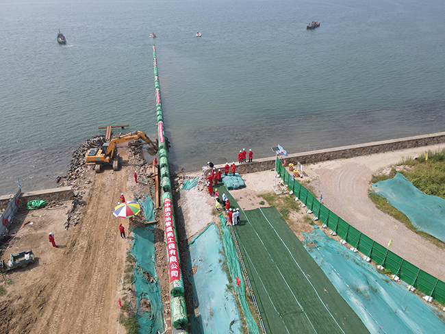 青島膠州灣海底管道浮拖安裝工（gōng）程順利完工