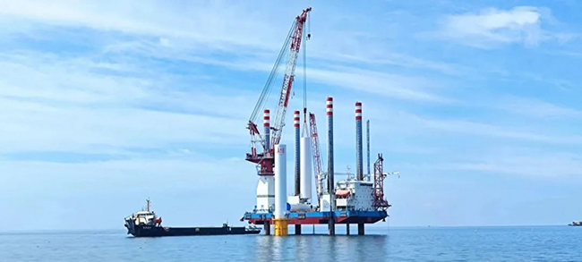 全（quán）國首個海（hǎi）上風電與海洋牧場融合發展研究試（shì）驗項目首批機組並網發電