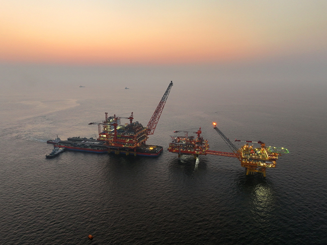 渤海（hǎi）首個千億立方米（mǐ）大氣田油氣平台完成海上安裝