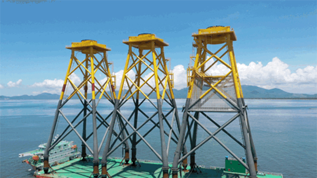 全（quán）球首台“導管（guǎn）架風機 網箱”風漁融合一（yī）體化裝備順利完成海上安（ān）裝