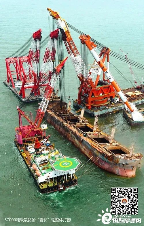 全球首例!半潛船配(pèi)合(hé)浮吊(diào)船(chuán)成(chéng)功安裝海上升壓站導管架 全球首例!半(bàn)潛船配合浮吊船成功安裝海(hǎi)上升壓站導管架