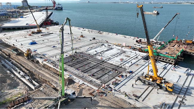 國內首（shǒu）座公共科考（kǎo）碼頭項目碼（mǎ）頭泊位主體結構全部完工