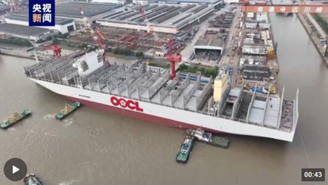 399.99米長!全球最大集裝箱船完成出塢 399.99米長!全球最大集裝箱船完成出(chū)塢