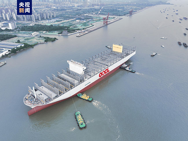 399.99米長!全球(qiú)最大集(jí)裝箱船完成出塢(wù) 399.99米長!全球最大集裝箱船完成出塢