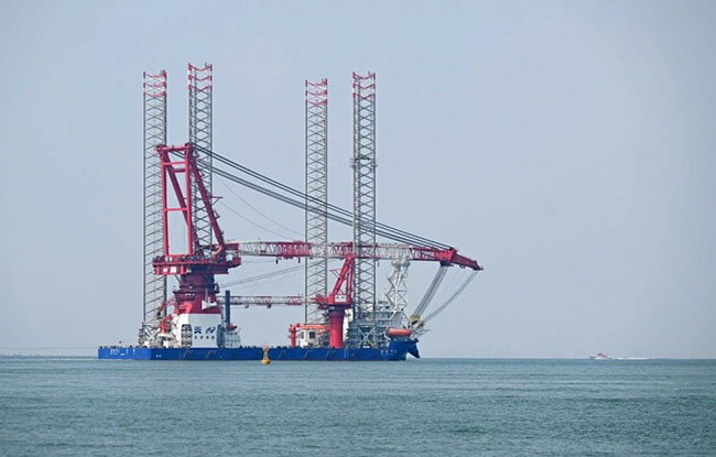 國內綜合性能最(zuì)強的“第四代 ”海上風電施工平台“港航平(píng)5”開啟海試 國內(nèi)綜合性能最強的“第四(sì)代 ”海上風電施工平(píng)台“港航平5”開啟海試