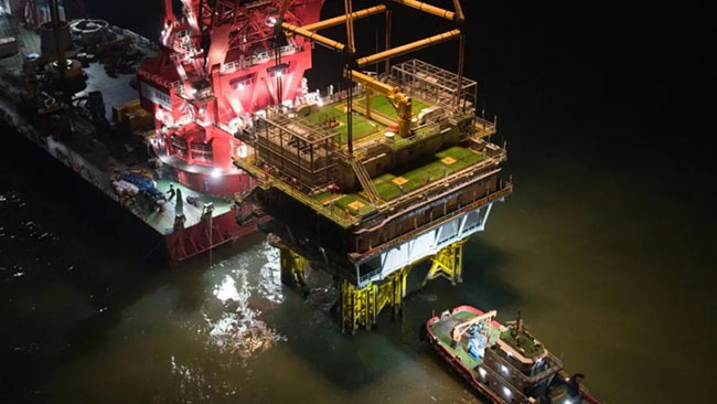 海（hǎi）南首座！三（sān）航局華能（néng）臨高海上風電場項目海上升壓站（zhàn）吊裝圓滿（mǎn）完成