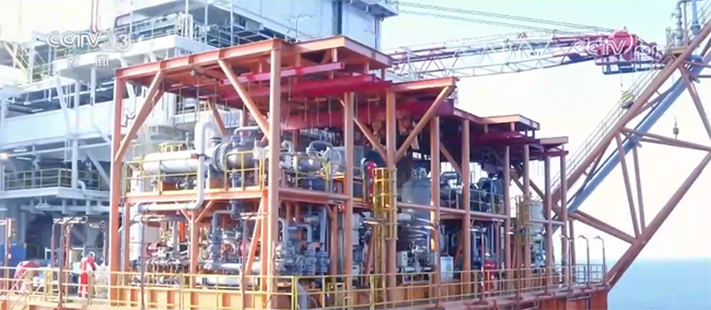 我國最大海上智能油田群日產量創新高 我國最大(dà)海上智能油田群日產量創新高