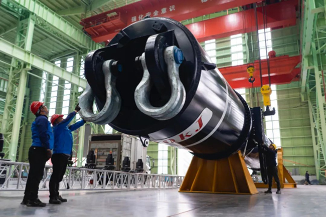 重大突破!全球最大單作用液壓打樁錘下線 重大突破!全(quán)球最大單作用液壓(yā)打樁錘下線