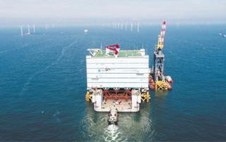 潮汐力托举2.2万（wàn）吨“钢铁巨屋” 世界最大海上（shàng）换流站落户江苏如东