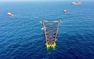 亞洲第一深水導管架（jià）“海基一號”海上安裝就位