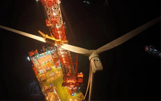 國內首台！“白鶴灘”號完成13MW海上風機吊裝（zhuāng）