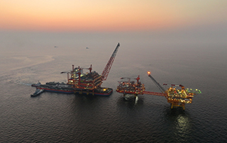 渤海首個千億立（lì）方米大氣田油（yóu）氣平台完成海上（shàng）安裝