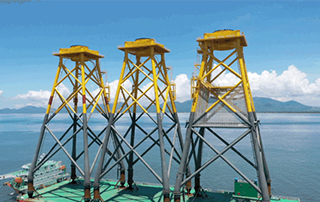 全球首台“導管架（jià）風機+網箱”風漁融合一體化裝備順利（lì）完成海上安裝