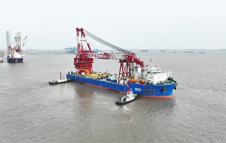 3600T自航式全回轉起重船“電建誌高”啟航